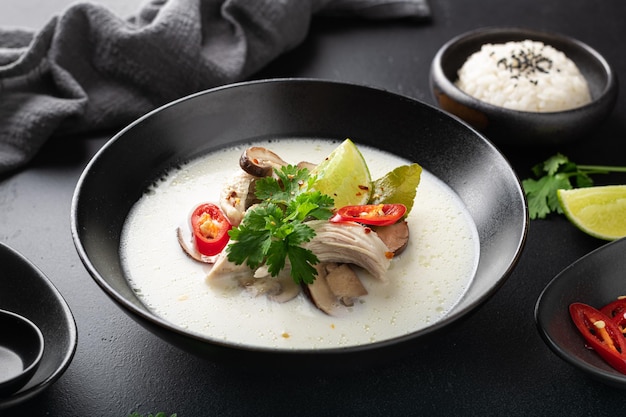 Tom kha gai en un enfoque selectivo de fondo negro