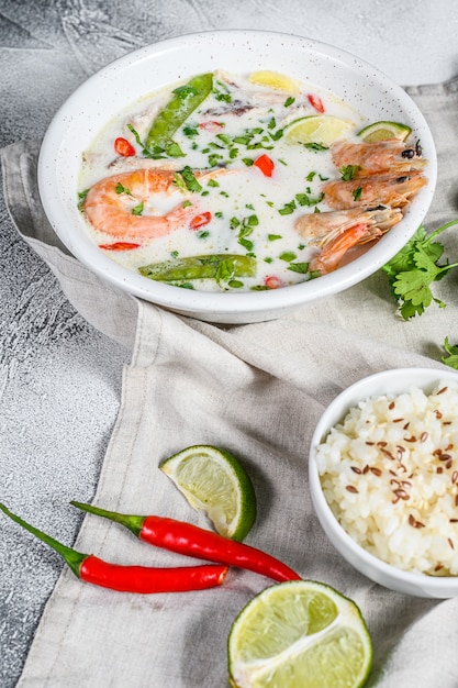 Tom Kha Gai hecho en casa. Sopa de leche de coco en un tazón. Comida tailandesa. .