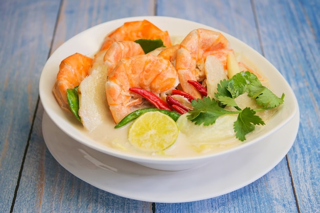 Tom Kha tradicional sopa tailandesa com leite de coco shimp e especiarias quentes