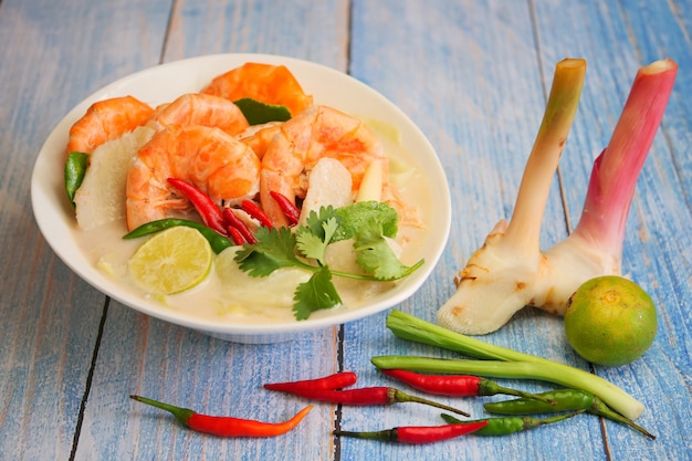 Tom Kha traditionelle thailändische Suppe mit Shimp-Kokosmilch und scharfen Gewürzen