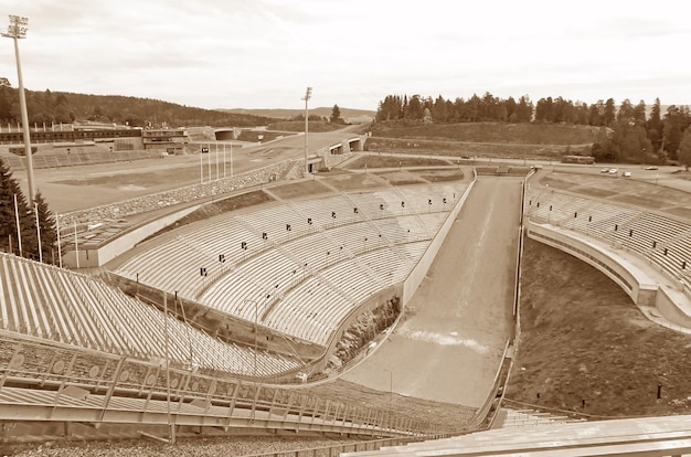 Tom sépia do salto de esqui de Holmenkollbakken com seu anfiteatro em Holmenkollen Hill Oslo Noruega