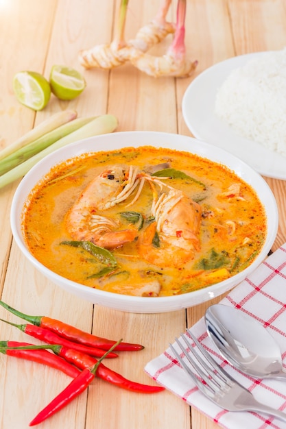 Tom Yam Kong oder Tom Yum ist eine würzige klare Suppe, die in Thailand typisch ist