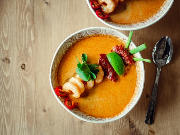 Tom Yam Kong oder Tom Yum Suppe auf Holztisch