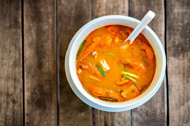 Tom Yam Kung, cocina tailandesa. en una mesa de madera, vista superior