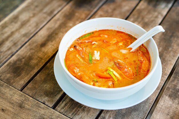 Tom Yam Kung, cocina tailandesa. sobre una mesa de madera.