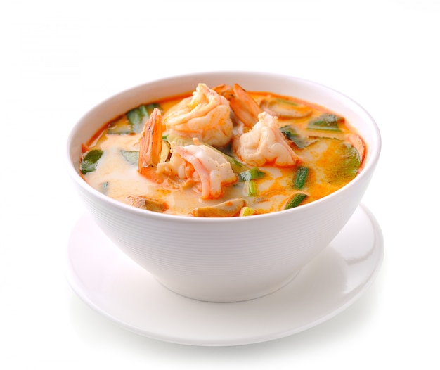 Tom Yam Kung (cozinha tailandesa) isolado no branco