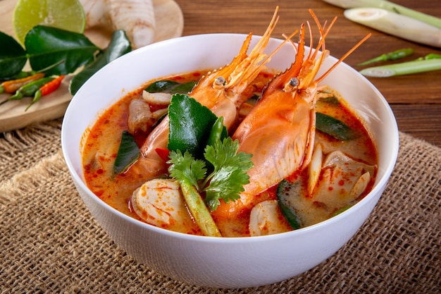 Tom yam kung es una sopa clara picante típica de Tailandia