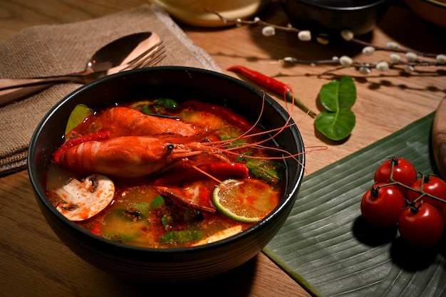 Tom Yam Kung Sabrosa sopa de citronela picante tailandesa con gambas