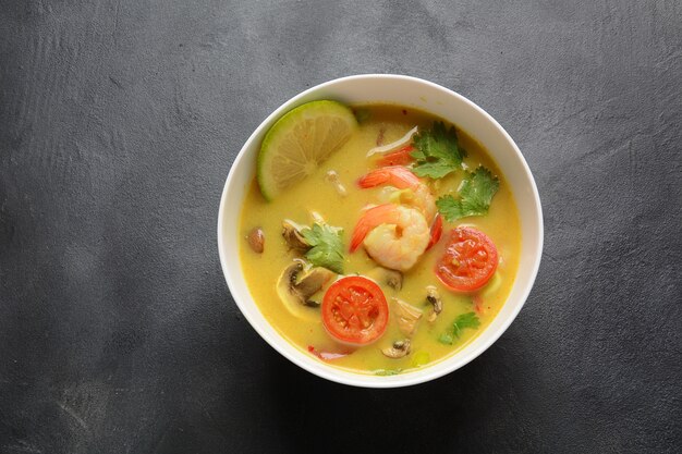 Tom yam kung sopa picante tailandesa com camarões, frutos do mar.