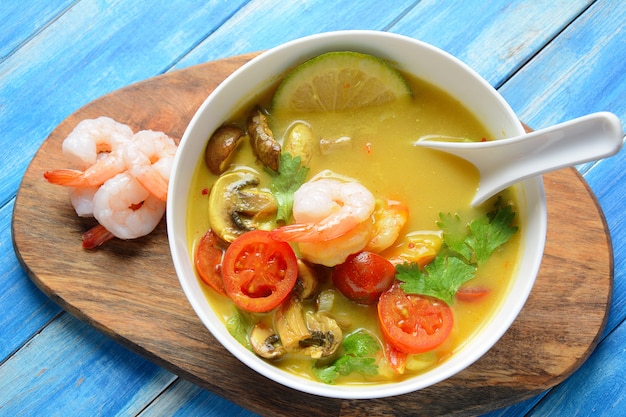 Tom Yam kung Sopa picante tailandesa com camarões, frutos do mar.