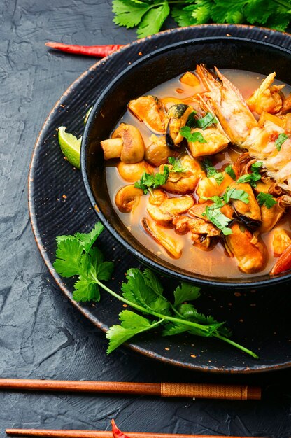 Tom yam kung sopa tailandesa de mariscos en un tazón sopa picante tailandesa con camarones