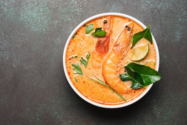 Tom Yam kung sopa tailandesa picante con gambas y leche de coco