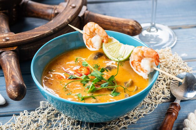 Tom yam en leche de coco con limoncillo y gambas-1