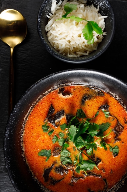 Foto tom yam con salmón, camarones y setas de árbol