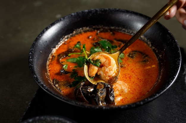 Tom Yam con salmón, camarones y setas de árbol