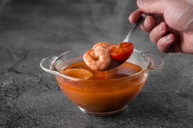 Tom yam sopa con camarones plato tradicional tailandés