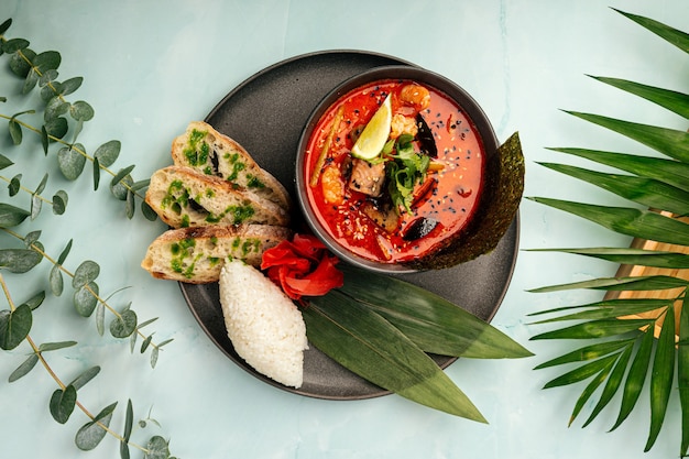 Tom Yam Suppe mit Meeresfrüchten rotem Fisch und Nori