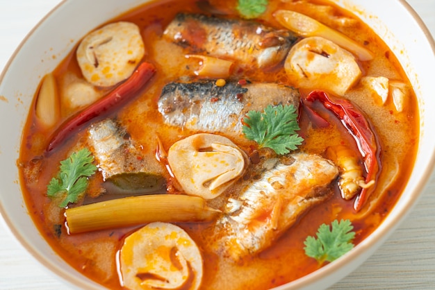 Tom Yum Dosenmakrele in scharfer Suppe