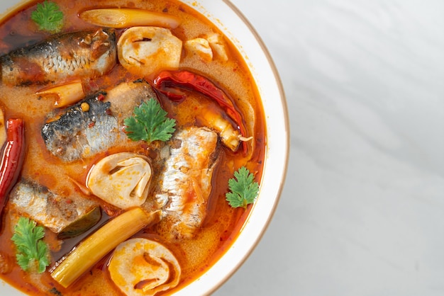 Tom Yum Dosenmakrele in würziger Suppe - asiatische Küche food