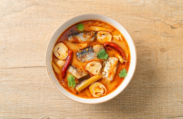 Tom Yum Dosenmakrele in würziger Suppe - asiatische Küche