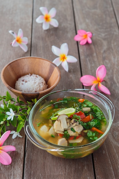 Tom Yum Gai, sopa de pollo picante al estilo del norte.