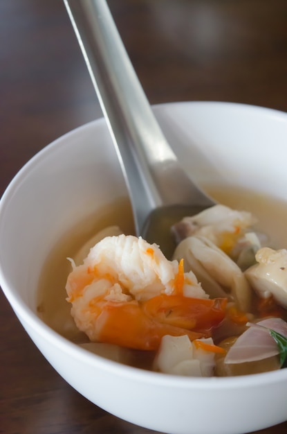 Tom Yum Goong in der weißen Schüssel