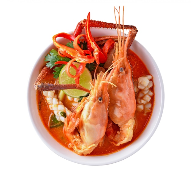 Tom Yum Goong Thai picante sopa caliente sobre fondo blanco.