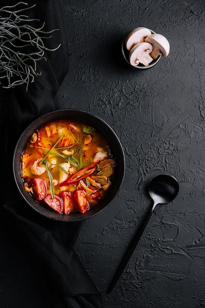 Tom Yum Goong Thailändische scharfe und würzige Suppe
