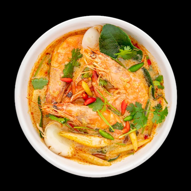 Tom Yum Goong Tom Yum Kung comida tailandesa sopa de camarones agridulce estilo cremoso en tazón de cerámica blanca aislado sobre fondo negro vista superior de proporción cuadrada