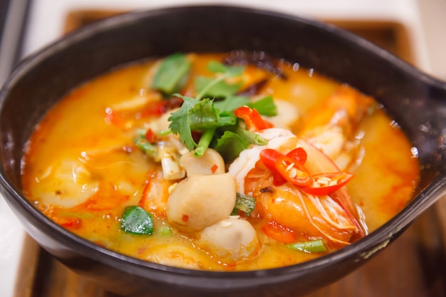 Tom Yum Goong (Tom Yum Kung), tradicional Thai Sour e picante sopa de camarão tigre em t de madeira