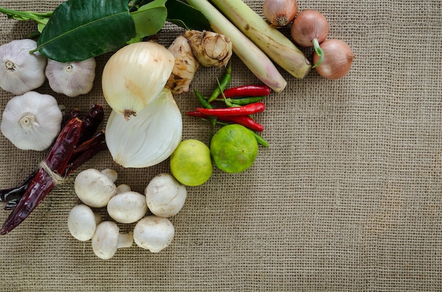 Foto tom yum ingredientes à base de plantas, comida tailandesa