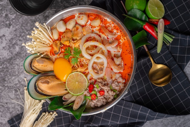 Tom yum kung. Estilo de comida tailandesa Mariscos Hot Pot. Comida tradicional de estilo tailandés