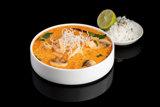 Tom Yum Kung Soup Tradicional sopa tailandesa de leite de coco picante com camarão sopa de inhame tom