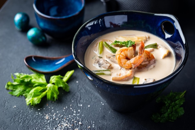 Tom Yum Kung Suppe eine traditionelle thailändische würzige Garnelensuppe in einer Schüssel auf dunklem Hintergrund