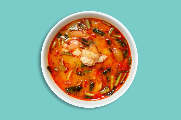 Tom Yum Kung Thai scharfe würzige Suppengarnele mit Zitronengras, Pastellhintergrund