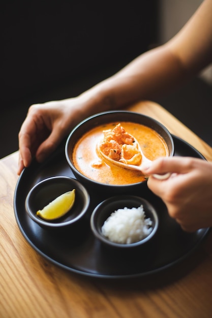 Tom Yum, Meeresfrüchtesuppe. Asiatische Suppe auf dunklem Hintergrund. Stillleben