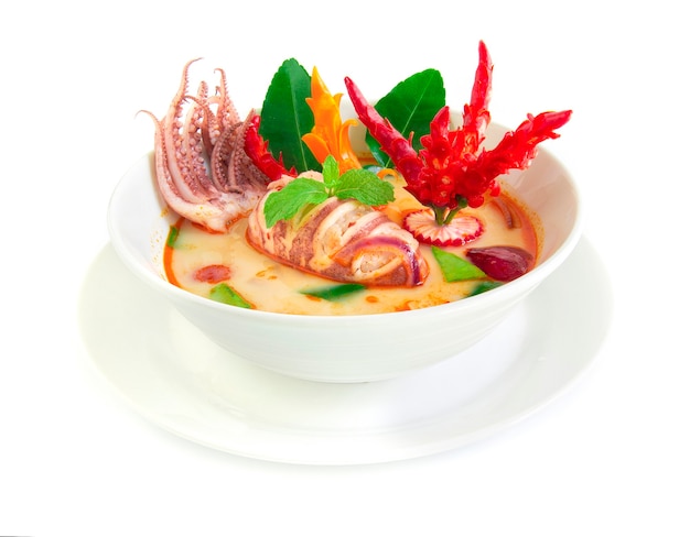 Tom yum pla muek Thaifood würzige Suppe mit Tintenfisch