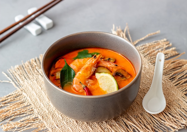 Tom yum sopa. Cozinha tailandesa. Alimentação saudável. Receitas.