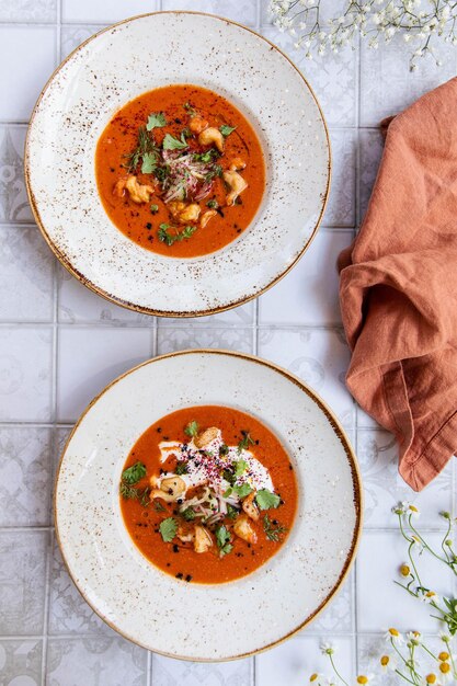 Tom yum sopa sopa de tomate y plato blanco con gambas y tomates aislado en fondo blanco.