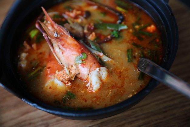 Tom Yum-Suppe, Tom Yum mit Garnelen, thailändisches Essen