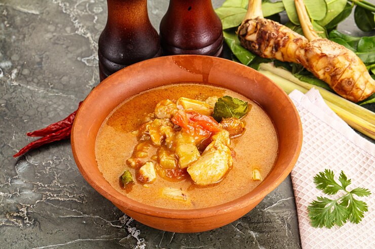 Foto tom yum tradicional tailandês com frango
