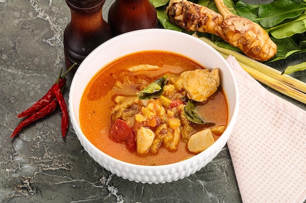 Tom Yum tradicional tailandês com frango