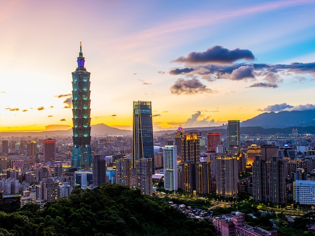 Toma aérea del atardecer de la ciudad de Taipei, Taiwán