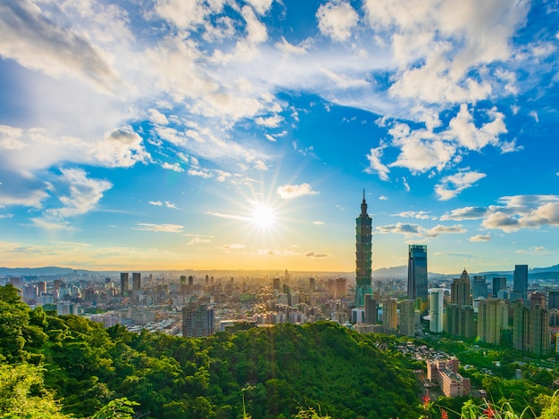 Toma aérea del atardecer de la ciudad de Taipei, Taiwán