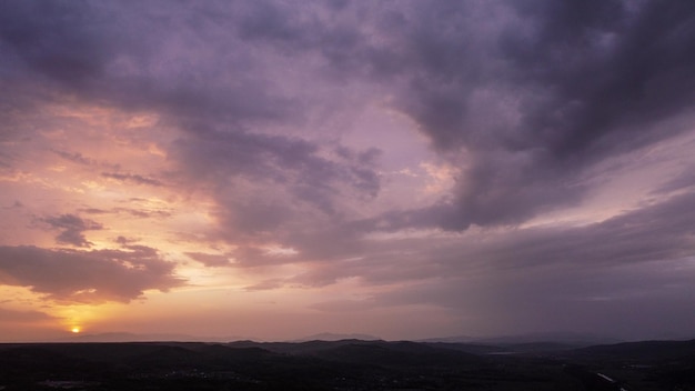 Toma aérea del cielo púrpura nublado durante el amanecer