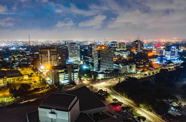 Toma aérea de la ciudad de Accra en Ghana por la noche