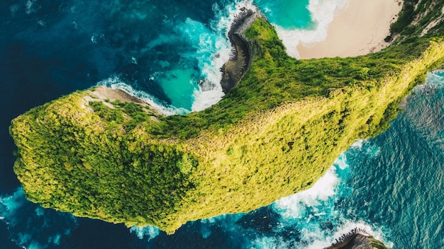 Toma aérea de la costa tropical de la isla de Nusa Penida playa de Kelingking Indonesia increíble playa con agua azul