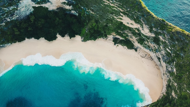 Toma aérea de la costa tropical de la isla de Nusa Penida playa de Kelingking