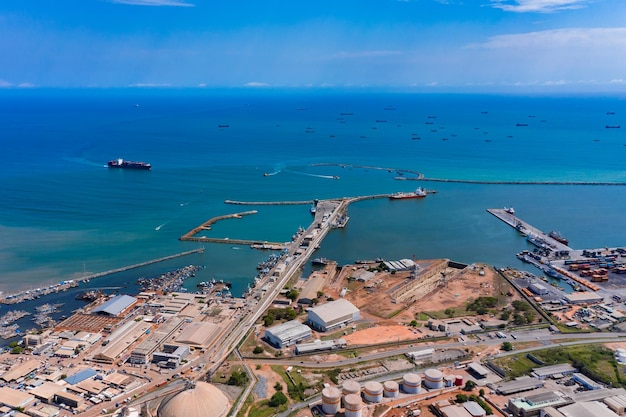 Toma aérea de un desarrollo portuario en Ghana