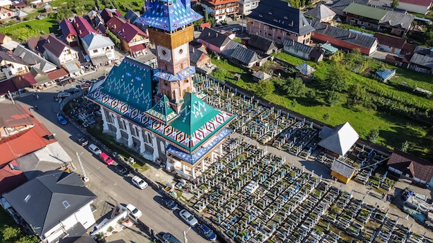 Toma aérea drone del cementerio alegre en Sapanta, región de Maramures en Rumania